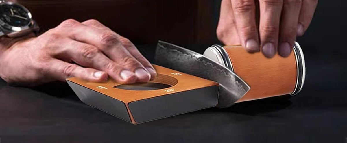 Affilatura di un coltello con l'affilacoltelli a rullo e la sua base